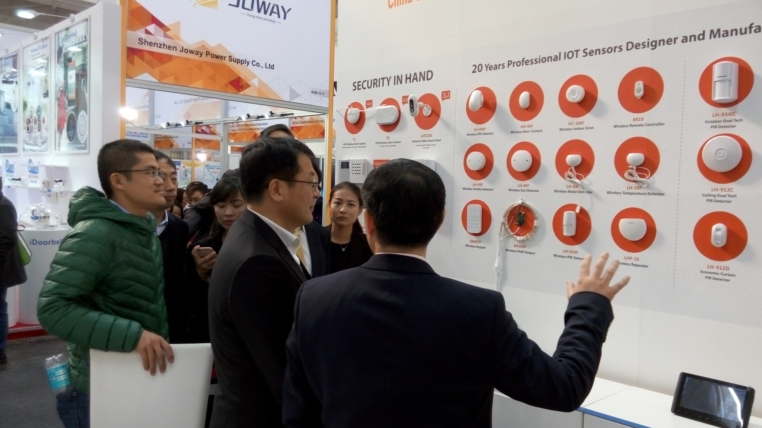 深圳市常務副市長張虎參觀云頂國際yd2333科股份CeBIT2016德國展